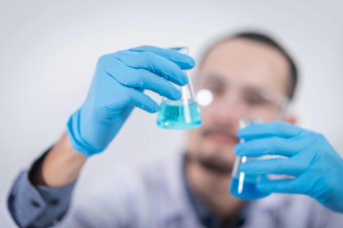 Gastwissenschaftlervisum – Ein Forscher, der in einem deutschen Labor arbeitet und mit Wissenschaftlern zusammenarbeitet