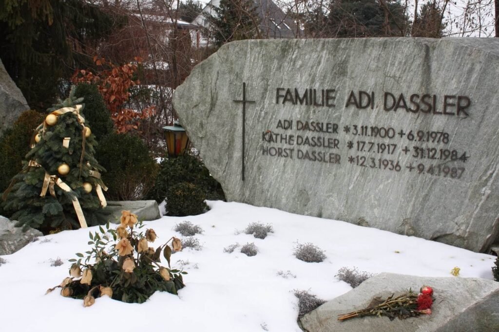 Die Gräber von Adi und Rudolf Dassler